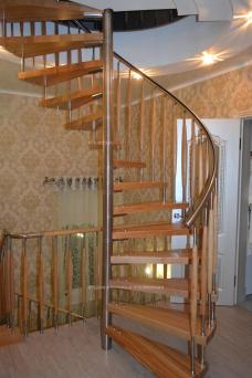 Винтовая лестница со стойками 