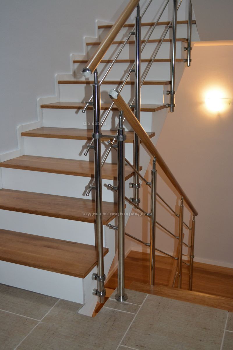 Как правильно установить боковые перила на лестнице?