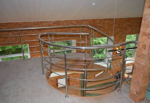 Винтовая лестница в интерьере жилого дома