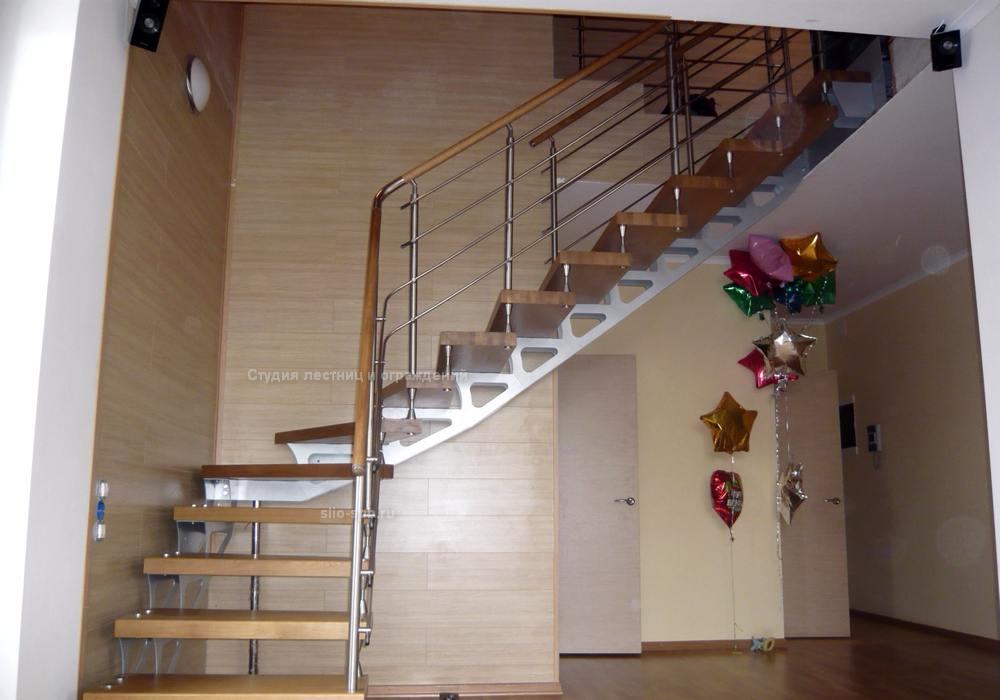Косоур лестницы покрыт порошковой краской – светлый серебристый металлик