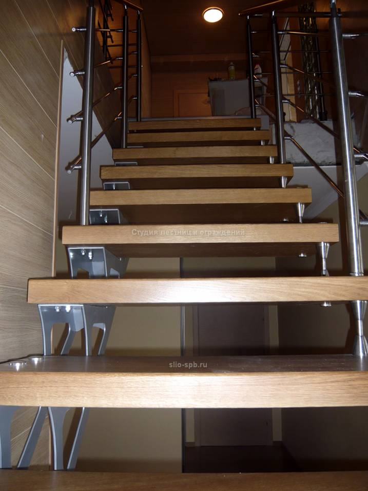 В конструкции лестницы применены не часто используемые ступени толщиной 65 мм