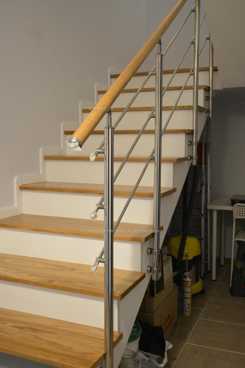 Для сохранения ширины прохода по лестнице по узкому лестничному маршу ограждения установлены с применением бокового крепления стоек